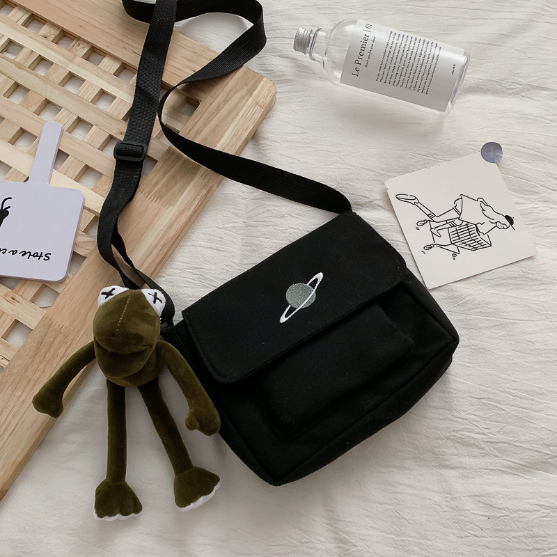 Casual Collage Student Messeng - Embroidery Font recension och pris