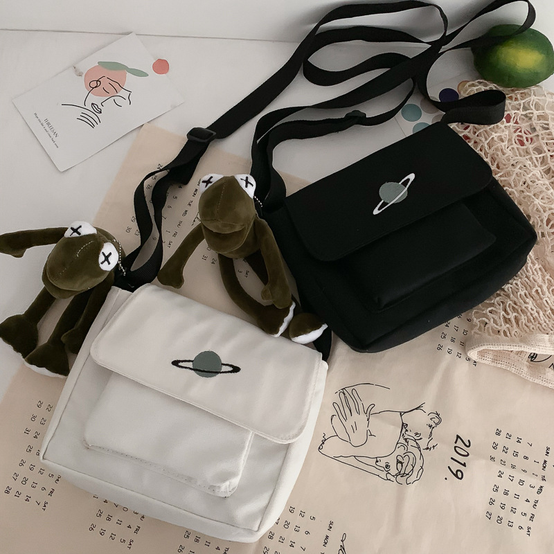 Casual Collage Student Messeng - Embroidery Font recension och pris