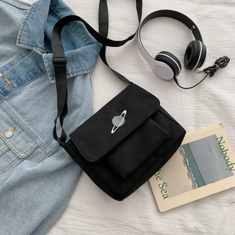 Casual Collage Student Messeng - Embroidery Font recension och pris