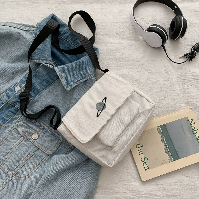 Casual Collage Student Messeng - Embroidery Font recension och pris